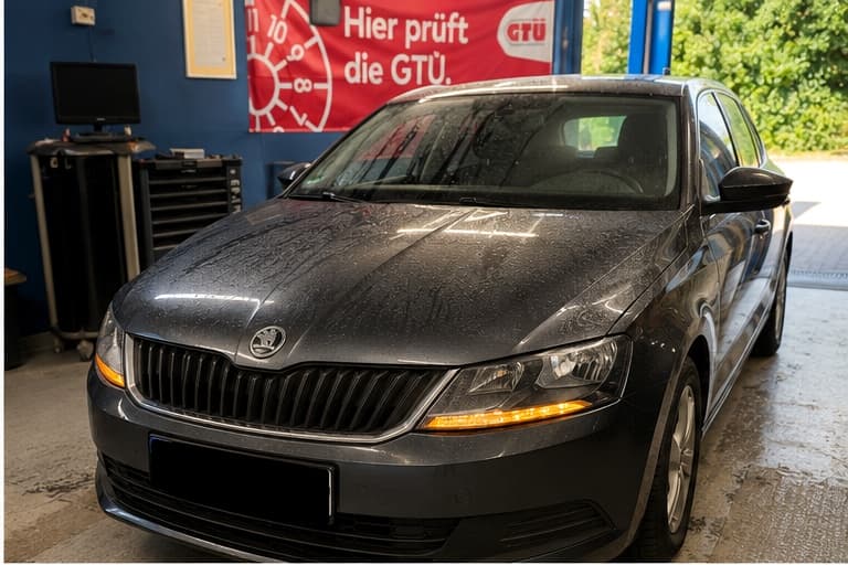 Skoda in Frontansicht in der Prüfhalle