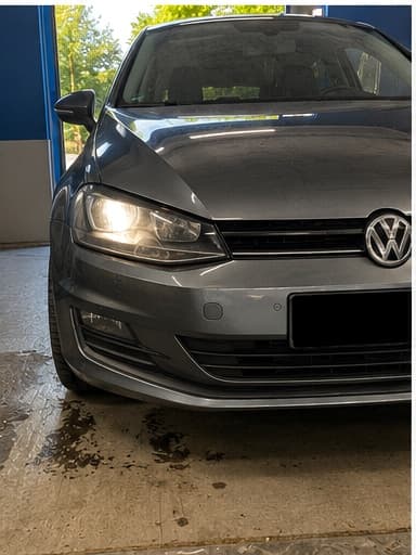 VW in Frontansicht während der Hauptuntersuchung