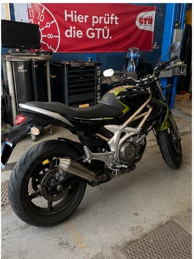 Motorrad während der Krad-Prüfung in der Prüfhalle
