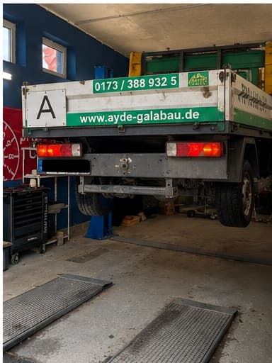 Nutzfahrzeug auf der Hebebühne während der Prüfung
